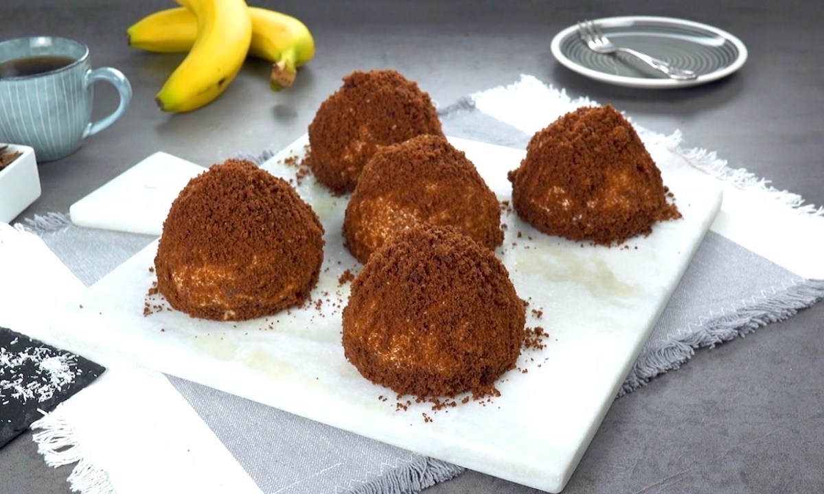 Mini Chocolate Mole Cakes With A Banana & Coconut Cream Filling