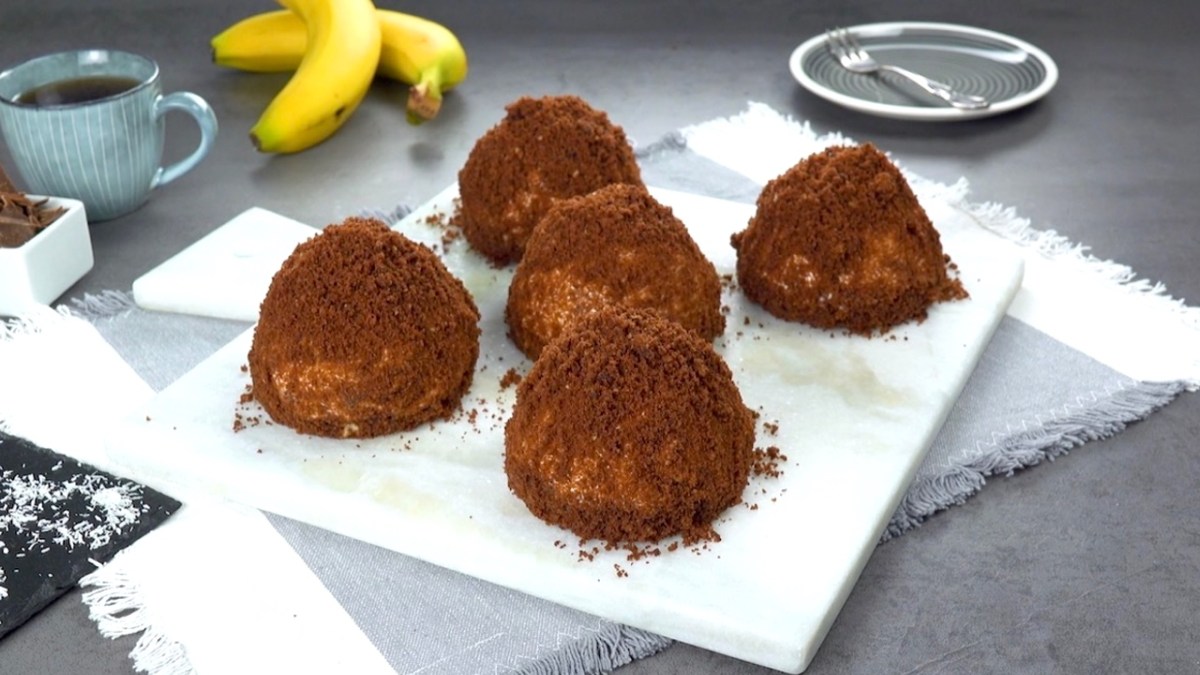 Mini Chocolate Mole Cakes With A Banana & Coconut Cream Filling