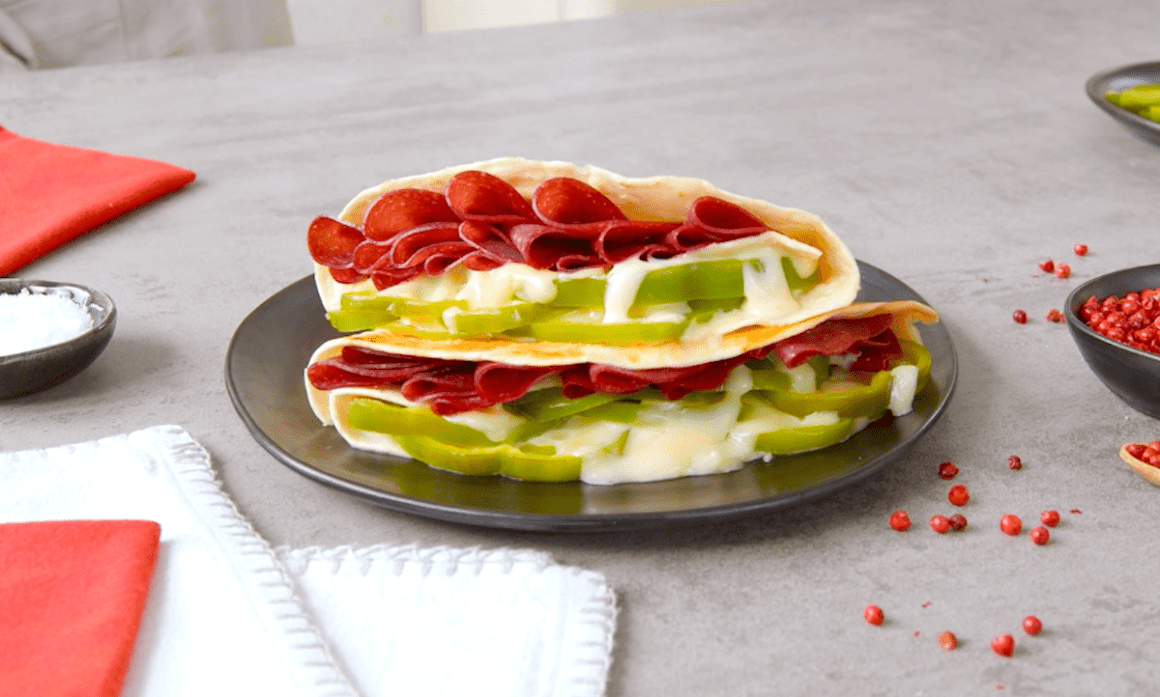 Mit Salami, Paprika, Frischkäse und Käse gefüllte Tortilla-Tasche