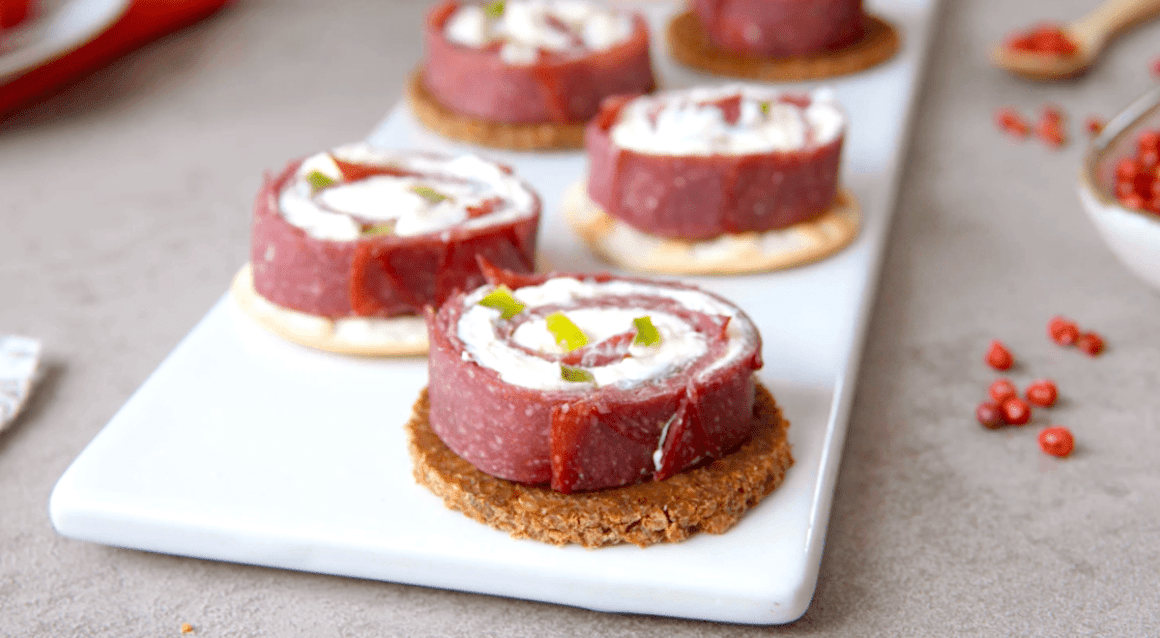 Salami-Frischkäse-Röllchen auf Pumpernickel