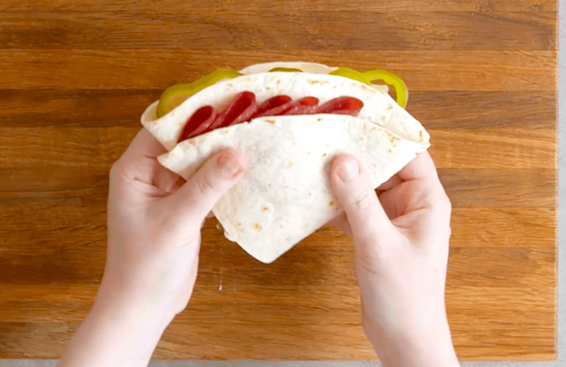 Eine gefüllte Tortilla-Tasche