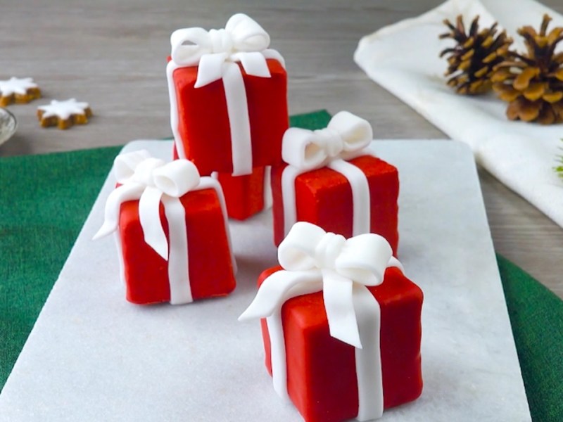 3 Christmas Cake Treats: Christmas Tree Pops