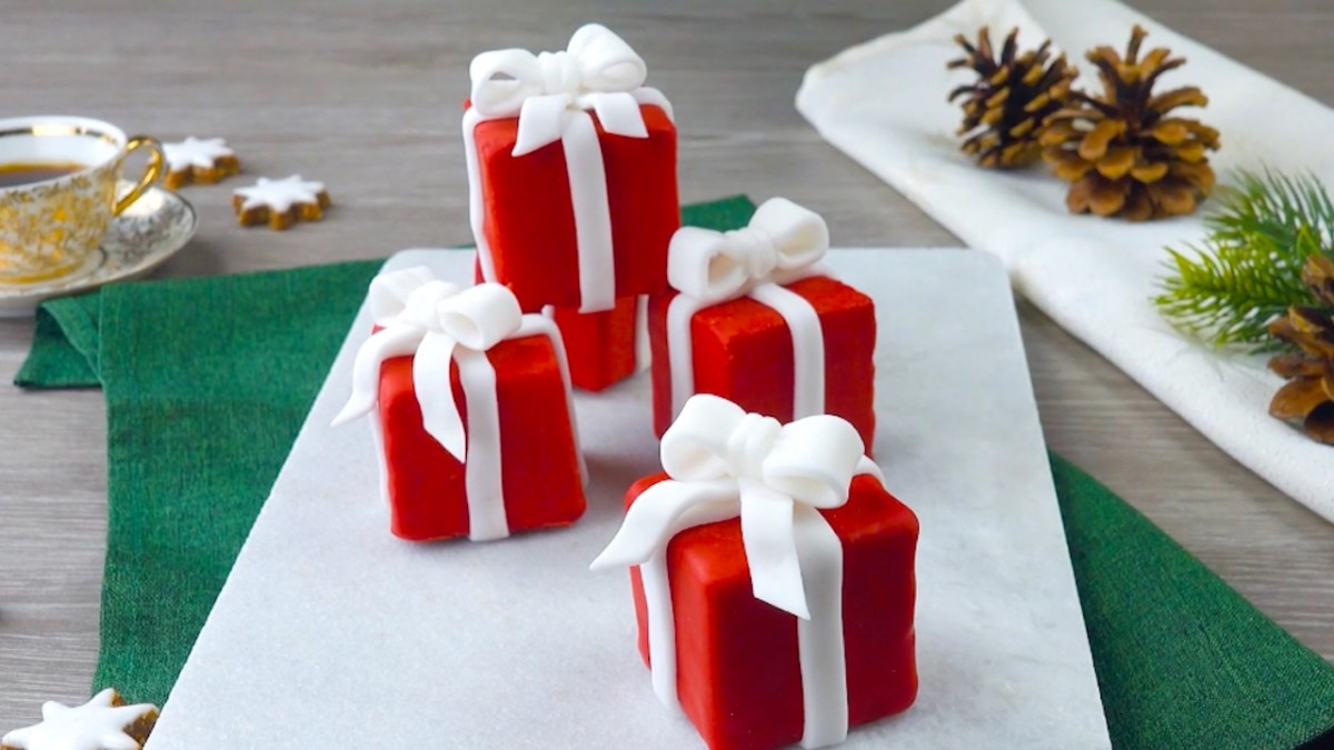 3 Christmas Cake Treats: Christmas Tree Pops