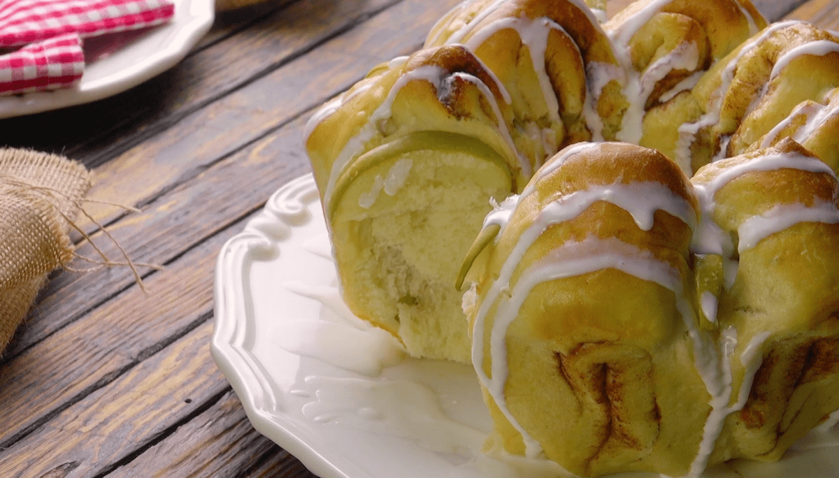 Apple Cinnamon Pull-Apart Cake