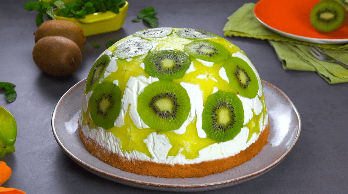 Star Fruit & Kiwi Dome Cake